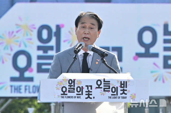 [광주=뉴시스] 이영주 기자 = 권오을 국가보훈부 장관이 17일 오후 광주 동구 5·18민주광장에서 열린 5·18 전야제에 참석해 인사말하고 있다. 2026.05.17.leeyj2578@newsis.com