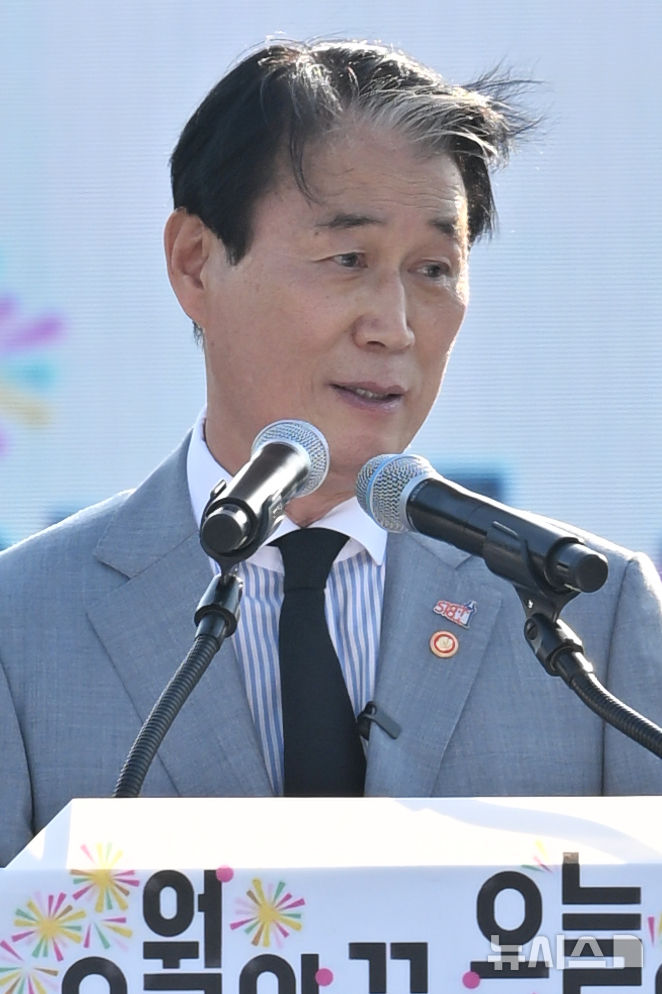 [광주=뉴시스] 이영주 기자 = 권오을 국가보훈부 장관이 17일 오후 광주 동구 5·18민주광장에서 열린 5·18 전야제에 참석해 인사말하고 있다. 2026.05.17.leeyj2578@newsis.com