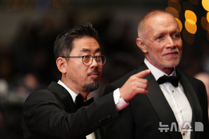[칸=AP/뉴시스] 영화 '호프'의 나홍진(왼쪽) 감독이 17일(현지 시간) 프랑스 칸에서 열린 '제79회 칸 국제영화제' 영화 '호프' 시사회에 참석해 포토 타임을 갖고 있다. 2026.05.18.
