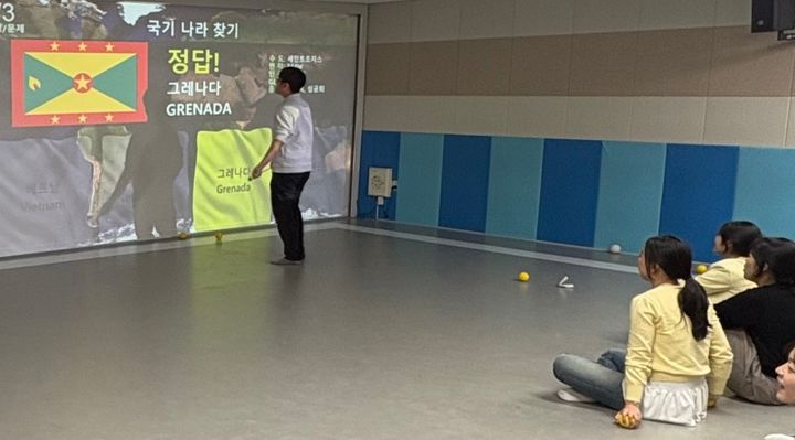 [화성=뉴시스] 예비교사들이 VR 체험실에서 디지털 기반 미래 교육 콘텐츠를 직접 체험하고 있다. (사진=화성오산교육지원청 제공) 2026.05.18. photo@newsis.com *재판매 및 DB 금지