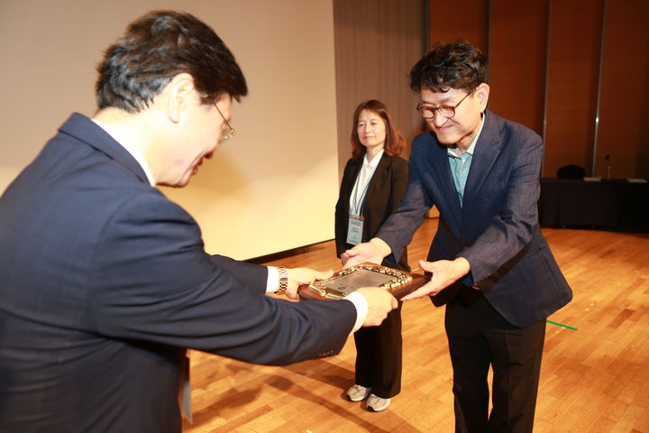 [안동=뉴시스] 경북도 '물산업 육성 최우수 기관' 표창. (사진=경북도 제공) 2026.05.18. photo@newsis.com *재판매 및 DB 금지