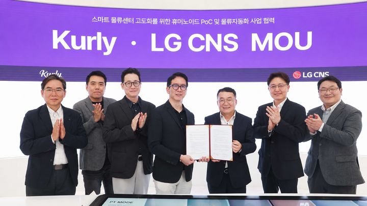 LG CNS 통신유통서비스사업부장 박상균 전무(오른쪽 두번째)와 스마트물류&시티사업부장 이준호 전무(오른쪽 세번째)가 컬리 COO 허태영 부사장 등 경영진과 기념촬영을 하고 있는 모습 *재판매 및 DB 금지