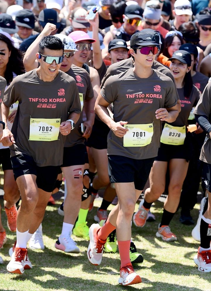 [서울=뉴시스] 노스페이스 홍보대사 박보검과 션이 '2026 TNF 100 코리아' 10km 레이스에 참가했다. (사진=노스페이스 제공) 2026.05.18. photo@newsis.com *재판매 및 DB 금지