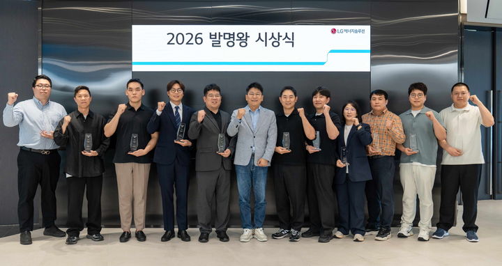 [서울=뉴시스] 김동명 LG에너지솔루션 사장(왼쪽에서 여섯 번째)이 18일 서울 여의도 파크원 본사에서 2026 발명왕·출원왕에 선정된 직원들과 기념 촬영하는 모습. (사진=LG에너지솔루션) 2026.05.18 photo@newsis.com *재판매 및 DB 금지 *재판매 및 DB 금지