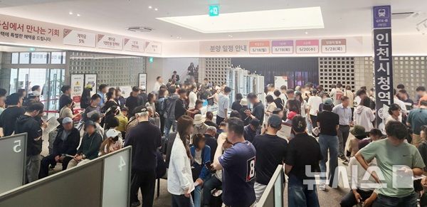 [서울=뉴시스] 힐스테이트 구월아트파크 견본주택에 방문객들로 붐비고 있다. (사진= 현대엔지니어링 제공)