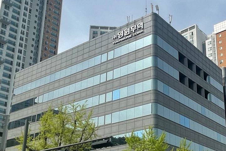 영원무역홀딩스는 1분기 연결 기준 매출액 1조786억원, 영업이익 1578억원을 기록했다고 18일 밝혔다. *재판매 및 DB 금지