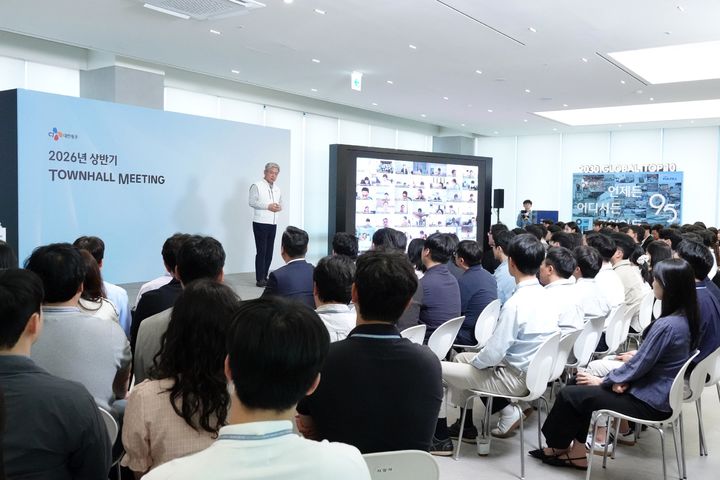 [서울=뉴시스] 신영수 CJ대한통운 대표가 지난 14일 서울 종로구 본사에서 열린 타운홀미팅을 통해 미래성장을 위한 핵심 전략과 조직문화 혁신 방향을 공유하고 있다. (사진=CJ대한통운 제공) 2026.5.18. photo@newsis.com *재판매 및 DB 금지