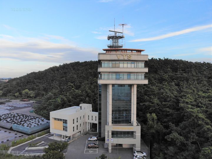 [목포=뉴시스]군산광역VTS 전경. (사진=서해지방해양경찰청 제공) 2026.05.18. photo@newsis.com *재판매 및 DB 금지