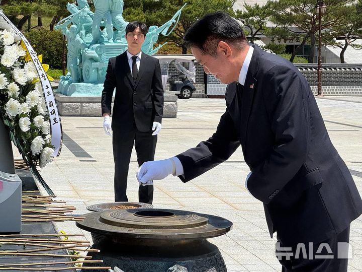 [안양=뉴시스] 최대호 후보가 5·18민주묘지를 찾아 분향하고 있다.(사진=선거사무소 제공).2026.05.18. photo@newsis.com