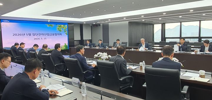 15일 우리금융그룹 본사에서 임종룡 회장(뒷줄 오른쪽 세 번째) 주재로 5월 첨단전략산업금융협의회가 개최되고 있다. (사진=우리금융 제공) *재판매 및 DB 금지