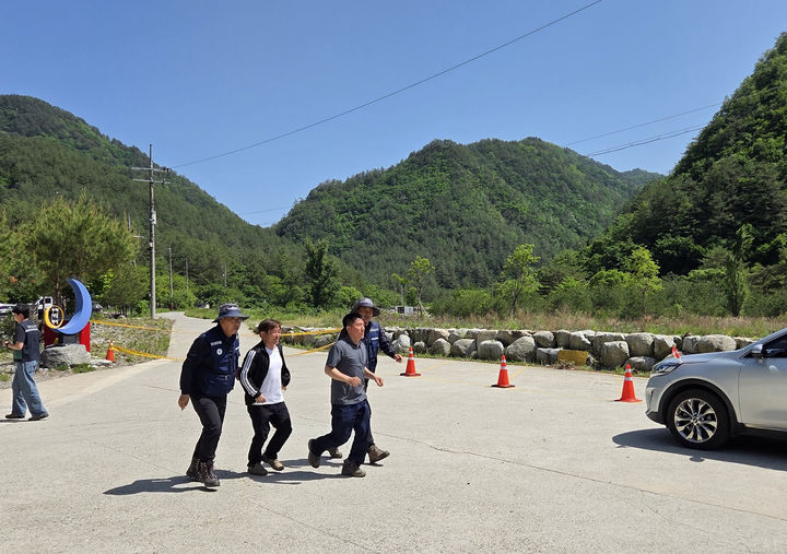 삼척시는 가곡면 풍곡리 일원에서 산사태 발생 상황을 가정해 주민대피 훈련을 실시하고 있다.(사진=삼척시 제공) *재판매 및 DB 금지