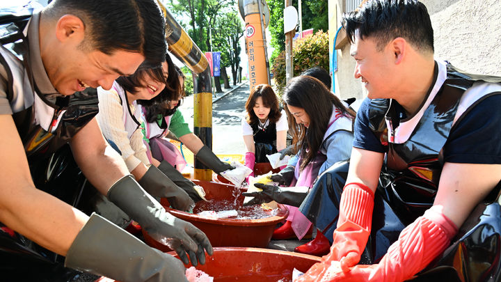 [부산=뉴시스] BNK부산은행는 지난 16일 부산 전역에서 임직원 300여명이 참가한 가운데 일손돕기, 업사이클링 등 다양한 봉사활동을 펼쳤다고 18일 밝혔다. (사진=부산은행 제공) 2206.05.18. photo@newsis.com *재판매 및 DB 금지