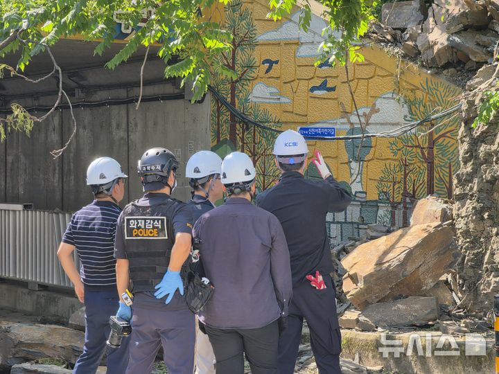 [대구=뉴시스] 이상제 기자 = 18일 오전 대구 남구 봉덕동 낙석 사망사고 현장에서 대구청 과학수사계, 중대재해수사계 수사관을 비롯해 경찰청 과학수사 자문위원(토목공학 교수) 등 전문가들이 3차 합동 감식을 하고 있다. 2026.05.18. king@newsis.com 