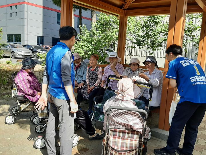 [안산=뉴시스]장서연 인턴기자 = 지난 16일 더불어민주당 김남국 후보자가 사동 공유장터를 찾아 주민들과 이야기를 나누고 있다. *재판매 및 DB 금지