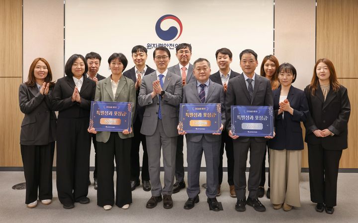 [세종=뉴시스] 원자력안전위원회가 장기 가동 원전의 안전성 확인과 우리 해역에 대한 방사능 모니터링 수행, 소형모듈원자로(SMR) 규제체계 구축 방안 마련에 기여한 공무원들을 대상으로 특별성과 포상을 실시했다. (사진=원안위 제공) 2026.05.18. photo@newsis.com *재판매 및 DB 금지