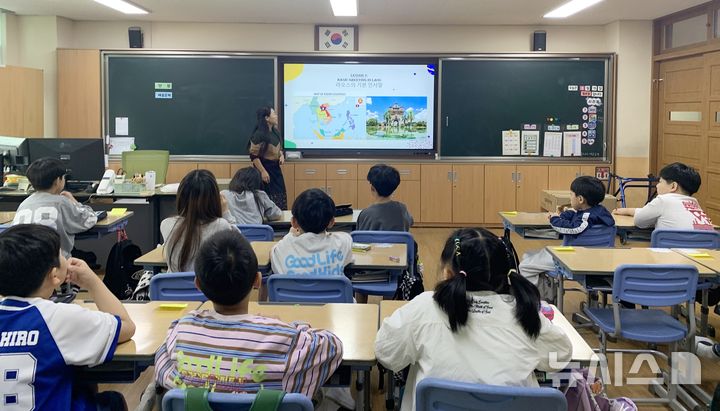 [전주=뉴시스]윤난슬 기자 = 전주하가초는 교육부와 유네스코 아시아·태평양 국제이해교육원(APCEIU)이 추진하는 '2026년 다문화가정 대상 국가와의 교육교류사업' 배치 학교로 선정됐다고 18일 밝혔다. (사진=전북교육청 제공) photo@newsis.com 