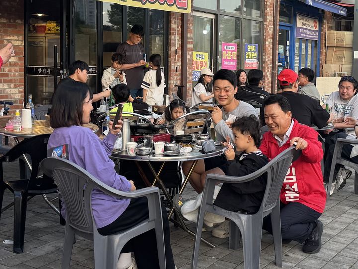 사진 2 = 장서연 인턴기자16일 국민의힘 김석훈 후보가 안산 해양동의 아파트 단지에서 시민들을 만나 함께 사진을 찍고 있다. *재판매 및 DB 금지