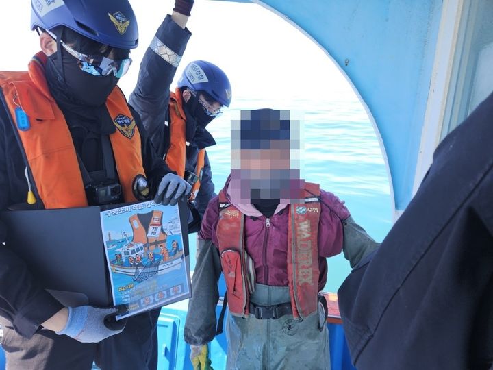 [여수=뉴시스] 여수해경이 어선에 올라 구명조끼 착용 여부를 확인하고 있다. (사진=여수해경 제공) 2026.05.18. photo@newsis.com *재판매 및 DB 금지