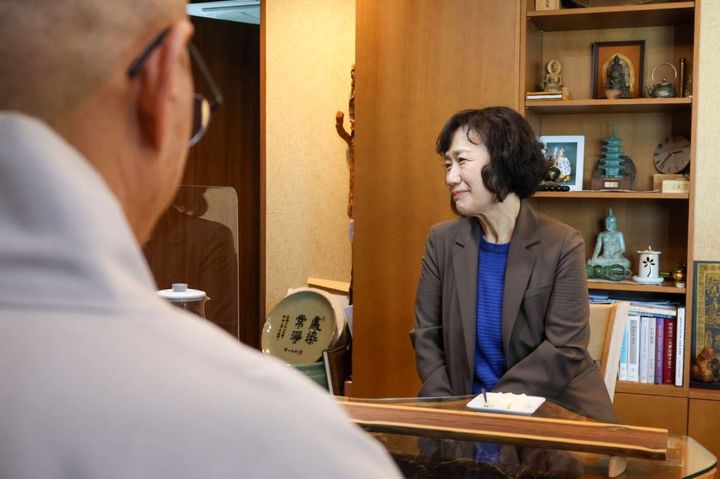 [서울=뉴시스] 정원오 더불어민주당 서울시장 후보 배우자 문혜정씨는 지난 15일 서울시 종로구 낙산묘각사를 방문했다. (사진=정원오 후보 캠프 제공) 2026.05.18. photo@newsis.com *재판매 및 DB 금지