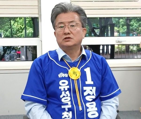 [대전=뉴시스] 조명휘 기자 = 더불어민주당 정용래 6·3지방선거 대전 유성구청장 후보가 18일 대전시의회 기자실에서 1호 공약으로 '지역투자 펀드' 조성을 발표하고 있다. 2026.05.18. joemedia@newsis.com *재판매 및 DB 금지