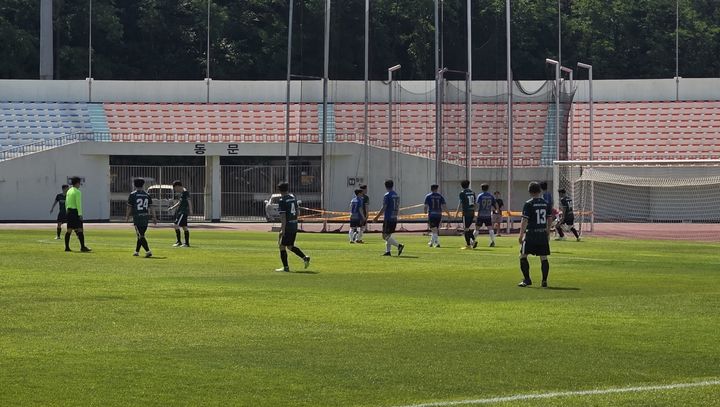 [밀양=뉴시스] 밀양아리랑배 밀양리그 축구대회에서 열띤 경기가 펼쳐지고 있다. (사진=밀양시 제공) 2026.05.18. photo@newsis.com *재판매 및 DB 금지