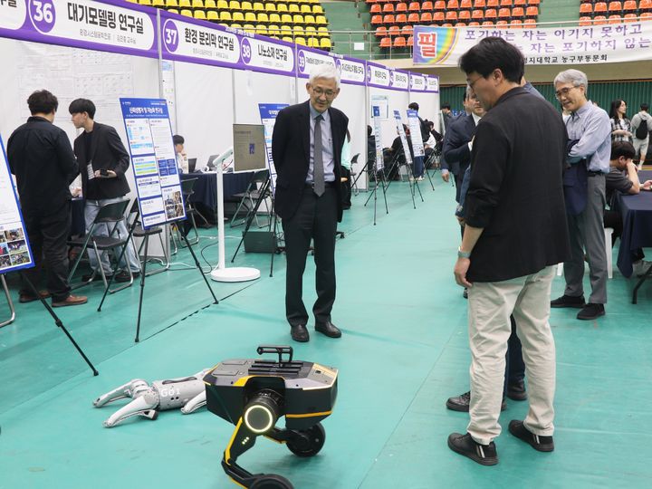 [서울=뉴시스] 임연수(가운데) 명지대 총장이 '2026학년도 대학원 연구실 박람회'에 방문해 연구실 기술을 살피고 있다. (사진=명지대 제공) 2026.05.18. photo@newsis.com *재판매 및 DB 금지