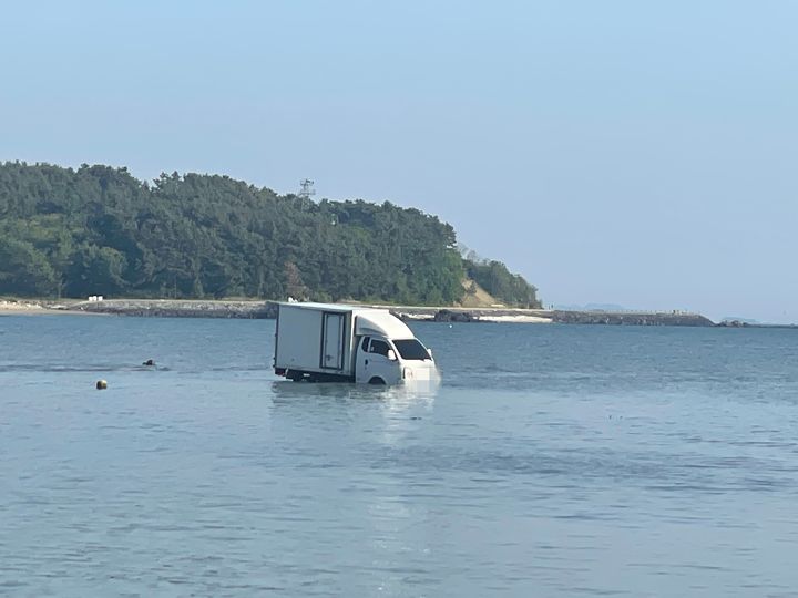 [보령=뉴시스] 지난 17일 충남 서천 장포포구에서 차량이 침수돼 물 위에 떠 있는 것처럼 보인다.(사진=보령해양경찰서 제공) 2026.05.18. photo@newsis.com *재판매 및 DB 금지