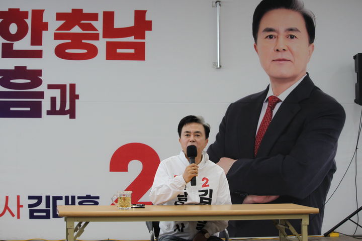 [천안=뉴시스] 최영민 기자=김태흠 국민의힘 충남도지사 후보가 18일 자신의 선거사무소에서 가진 미디어데이에서 언론의 질문에 답하고 있다. 2026.05.18 ymchoi@newsis.com *재판매 및 DB 금지