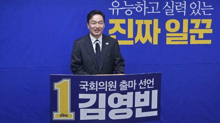 [공주=뉴시스] 송승화 기자 = 충남 공주·부여·청양 국회의원 보궐선거에 출마한 더불어민주당 김영빈 후보가 두나무, 해비타트 기부 논란 관련 "재직 전 일로 무관하다"고 말하고 있다. 2026.05.18. ssong1007@newsis.com *재판매 및 DB 금지