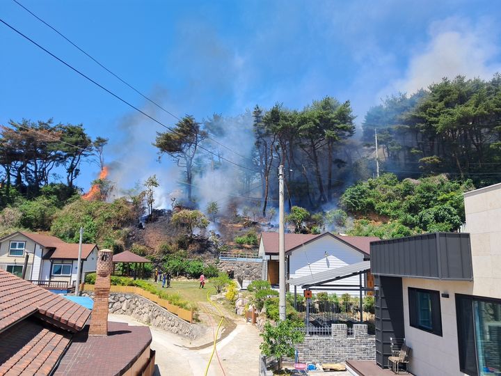 [울산=뉴시스] 18일 오전 울산시 울주군 두서면의 한 야산에서 불길이 올라오고 있다. (사진=울산소방본부 제공) 2026.05.18. photo@newsis.com *재판매 및 DB 금지