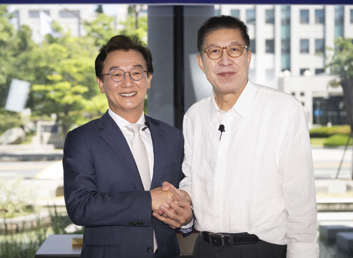 [부산=뉴시스] 18일 국제신문 주최 부산시장 후보 전재수, 박형준 초청 토론회가 열린 국립부경대 대연캠퍼스에서 토론 전 후보자들이 기념촬영 하고 있다. (사진=국제신문 제공) 2026.05.18. photo@newsis.com *재판매 및 DB 금지
