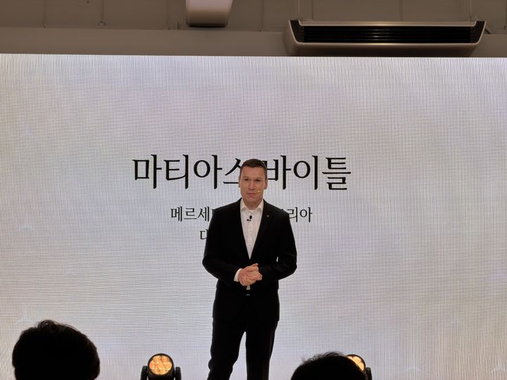 [서울=뉴시스] 김민성 기자 = 마티아스 바이틀 메르세데스-벤츠 코리아 대표이사가 18일 오전 서울 성동구 '메르세데스-벤츠 스튜디오 서울'에서 환영사를 하고 있다. 2026.05.18. kms@newsis.com. *재판매 및 DB 금지
