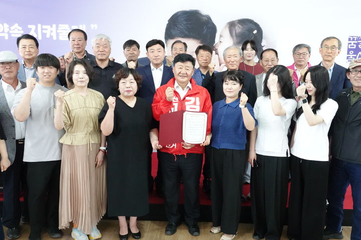 [울산=뉴시스] 김주홍 울산시교육감 후보가 18일 선거사무소에서 청렴결의대회를 연 뒤 기념촬영을 하고 있다. (사진=후보 측 제공) 2026.05.18. photo@newsis.com *재판매 및 DB 금지