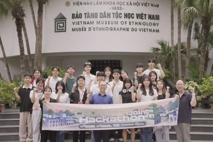[서울=뉴시스] 중앙대와 베트남 우정통신기술대학이 공동 주관한 대회 '2026 CAU-PTIT 공동 해커톤'의 참가자들이 베트남 민속 박물관을 방문해 기념 사진을 촬영하고 있다. (사진=중앙대 제공) 2026.05.18. photo@newsis.com *재판매 및 DB 금지