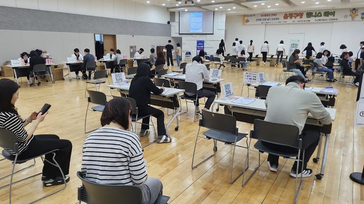 [서울=뉴시스]지난 13일 은평구청에서 진행된 '웰니스데이' 대사증후군 검진 현장 모습. (사진=은평구 제공) 2026.05.18. photo@newsis.com *재판매 및 DB 금지