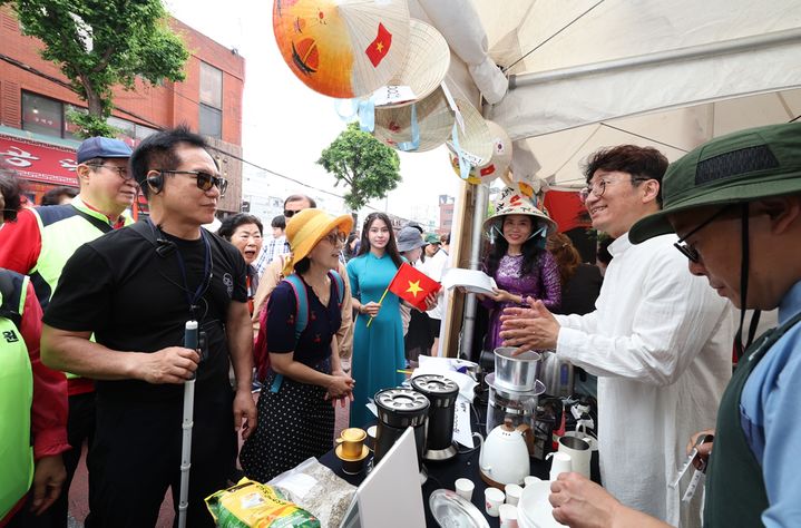 [서울=뉴시스] 2025년 커피축제에서 커피문화체험을 하는 시각장애인연합회원들의 모습. (사진=노원구 제공) 2026.05.18. photo@newsis.com *재판매 및 DB 금지