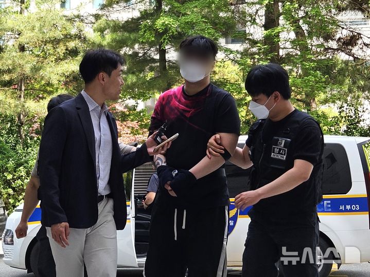 [인천=뉴시스] 이루비 기자 = 인천에서 현관문에 페인트칠을 하는 등 보복대행 범죄를 저지른 혐의를 받는 20대 남성이 18일 오후 인천 미추홀구 인천지법에서 열린 구속 전 피의자 심문(영장실질심사)에 출석하고 있다. 2026.05.18. ruby@newsis.com