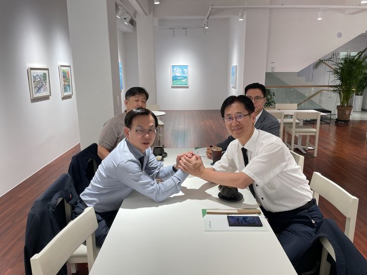 [안동=뉴시스] 황명석 경북도지사 권한대행(오른쪽)과 고광완 광주시 행정부시장이 18일 광주시에서 만나 행정통합 준비 상황을 공유하고 있다. (사진=경북도 제공) 2026.05.18. photo@newsis.com *재판매 및 DB 금지