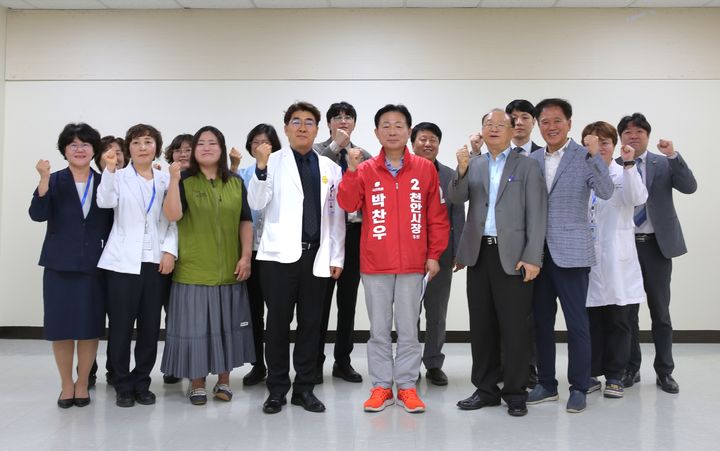 [천안=뉴시스] 박찬우 국민의힘 천안시장 후보가 18일 천안의료원 관계자들과 간담회를 가졌다. (사진=캠프 제공) 2026.05.18 photo@newsis.com *재판매 및 DB 금지