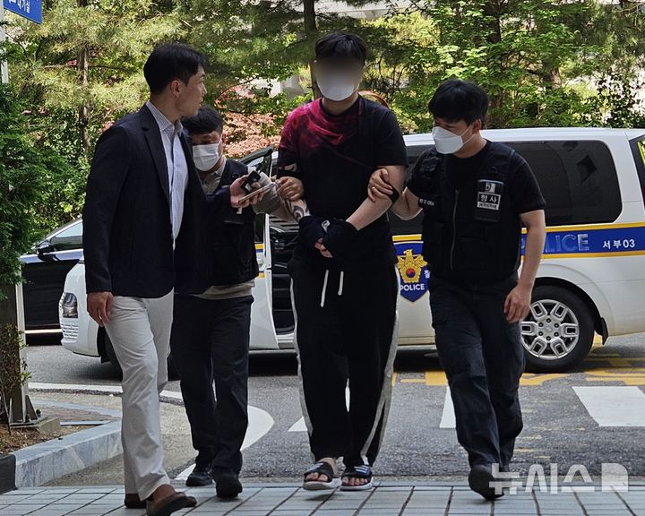 [인천=뉴시스] 이루비 기자 = 인천에서 현관문에 페인트칠을 하는 등 보복대행 범죄를 저지른 혐의를 받는 20대가 18일 오후 인천 미추홀구 인천지법에서 열린 구속 전 피의자 심문(영장실질심사)에 출석하고 있다. 이 사건은 이재명 대통령이 지난 15일 사회관계망서비스(SNS)에 관련 보고서를 게시하면서 알려졌다. 2026.05.18. ruby@newsis.com