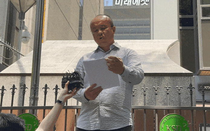 [서울=뉴시스]박나리 기자 = 18일 오후 한국예탁결제원 서울사옥 앞에서 주주단체 '대한민국 주주운동본부'가 삼성전자 노조 파업에 반대하는 기자회견을 열었다. 2026.05.18. photo@newsis.com *재판매 및 DB 금지