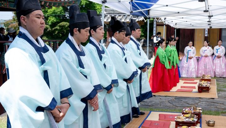 [뉴시스 앵글]"이제 어른" 제천 고교생들 전통 성년례 