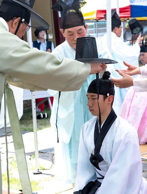 [뉴시스 앵글]"이제 어른" 제천 고교생들 전통 성년례 