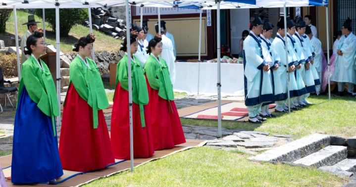 [뉴시스 앵글]"이제 어른" 제천 고교생들 전통 성년례 