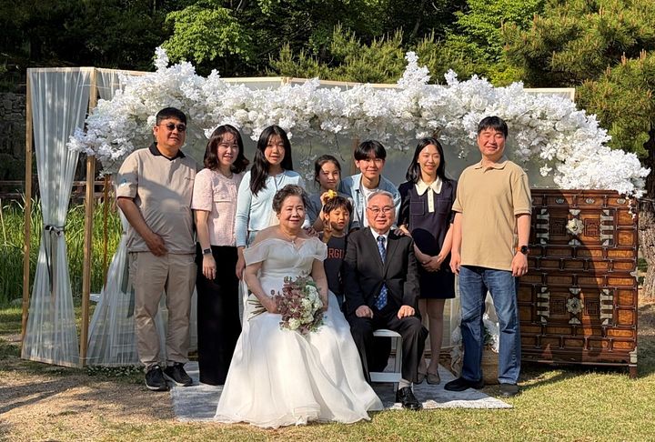 [대구=뉴시스] 대구보훈청과 팔공산국립공원동부사무소는 팔공산국립공원 갓바위자생식물원에서 국가유공자 부부 4쌍을 대상으로 리마인드 웨딩과 가족사진 촬영 행사를 진행했다. (사진=팔공산국립공원동부사무소 제공) 2026.05.18. photo@newsis.com *재판매 및 DB 금지