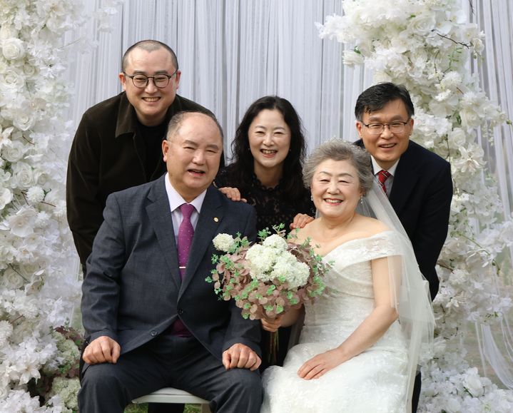 [대구=뉴시스] 대구보훈청과 팔공산국립공원동부사무소는 팔공산국립공원 갓바위자생식물원에서 국가유공자 부부 4쌍을 대상으로 리마인드 웨딩과 가족사진 촬영 행사를 진행했다. (사진=팔공산국립공원동부사무소 제공) 2026.05.18. photo@newsis.com *재판매 및 DB 금지