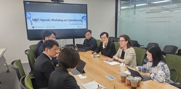 '창'이 된 초거대 AI…정부, 오픈AI '방패' 손잡았다