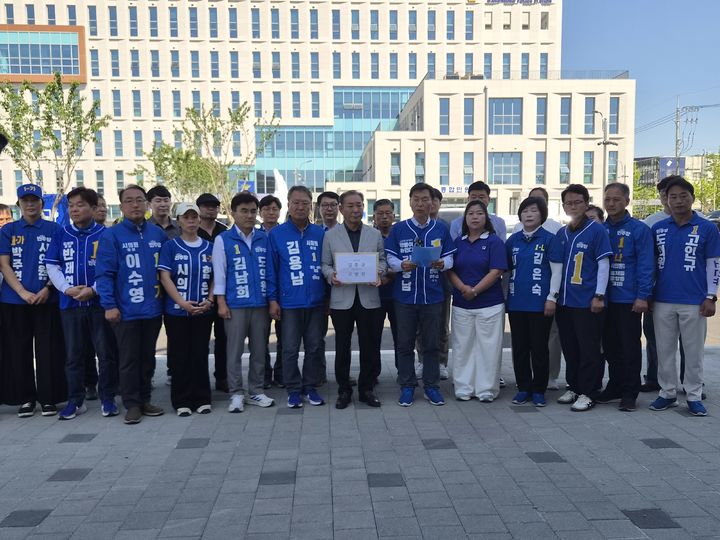 [강릉=뉴시스] 18일 더불어민주당 김중남 강릉시장 후보가 강릉경찰서 앞에서 국민의힘 김홍규 후보를 허의사실 유포로 고발하는 기자회견을 열고 있다.(사진=김중남 캠프 제공)photo@newsis.com *재판매 및 DB 금지
