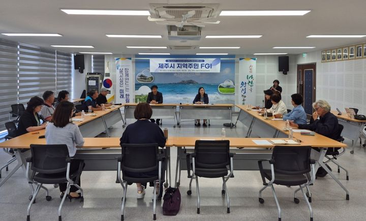 [제주=뉴시스] 18일 오후 2시 제주시 한림읍사무소에서 제6기 제주시지역사회보장계획 수립을 위한 지역 주민 의견수렴이 이뤄지고 있다. (사진=제주시 제공) 2026.05.18. photo@newsis.com *재판매 및 DB 금지