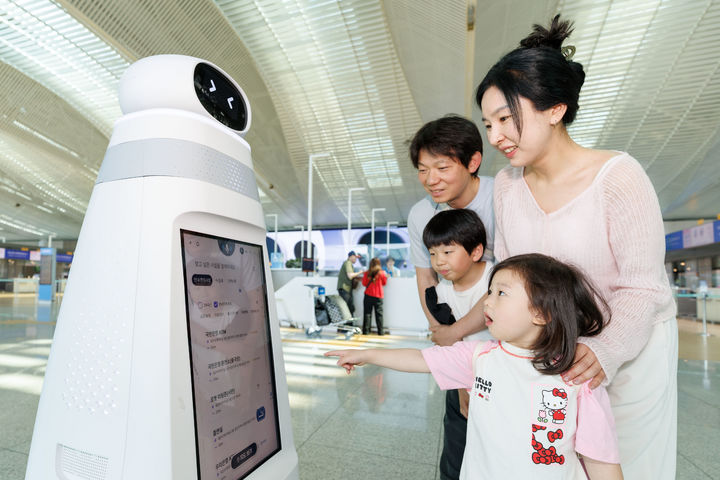 로봇이 승객 체크인 돕는다…인천공항, 안내·순찰, 도슨트 로봇 등 3종 도입